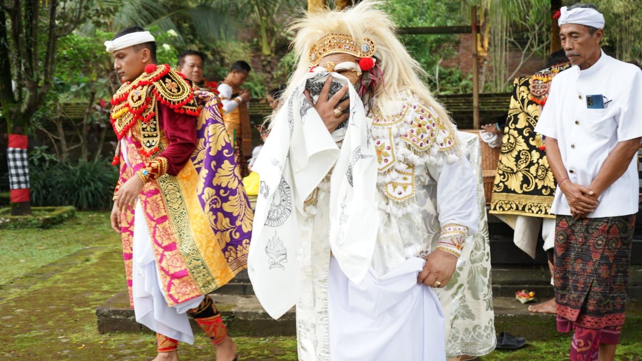 podiumnews.com-Wagub Bali Ngayah "Nopeng Dalem Sidakarya" di Pura Mandara Giri Semeru